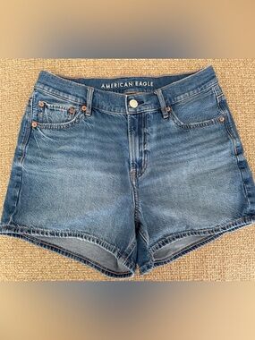 AE Strigid Relaxed Short size 4